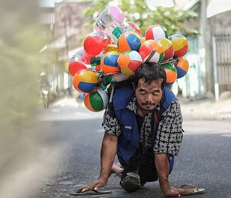 Demi menafkahi lima anaknya pak Setu rela berjualan balon dengan merangkak