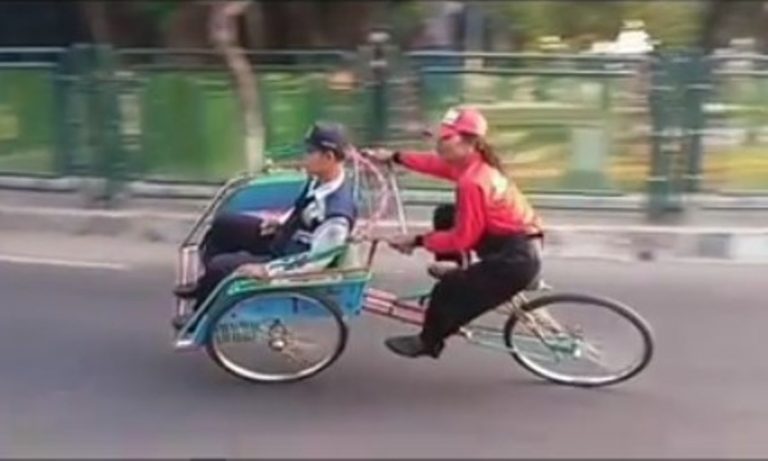 Lakukan atraksi freestyle tukang becak ini menarik perhatian 2