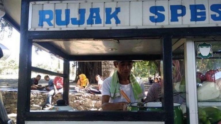 Nabung Rp. 5000 per hari Tukang rujak di NTB naik haji