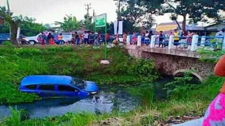 Terjun ke sungai diduga sopir ugal ugalan di Banjarsari Ciamis