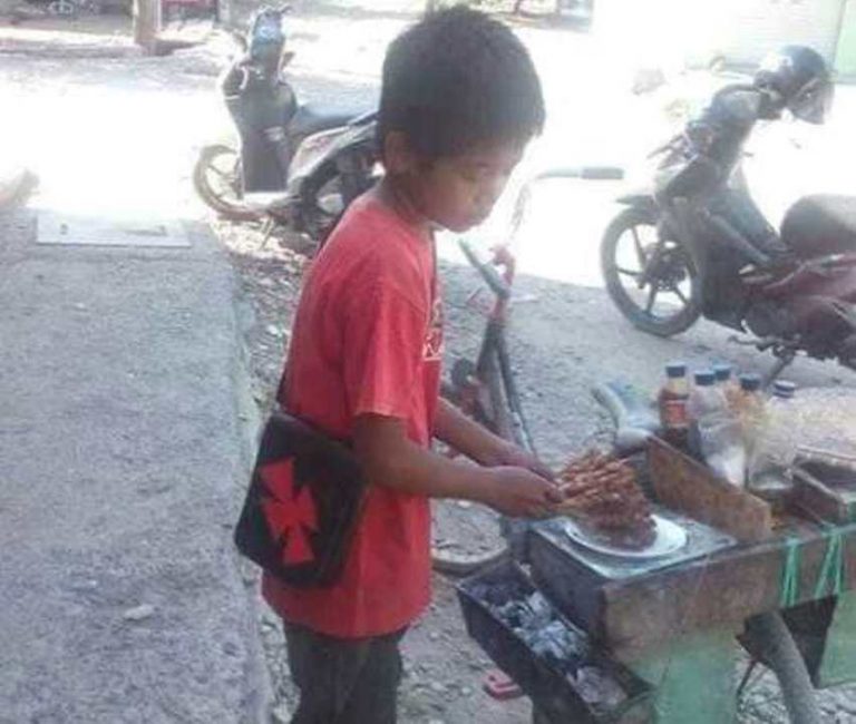 Demi menghidupi nenek dan adiknya anak berusia 13 tahun rela berjualan sate