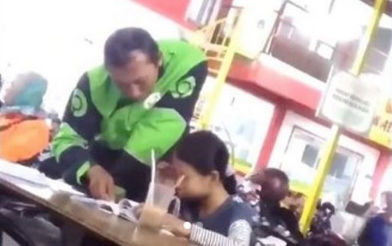 Sambil nunggu orederan Driver ojol ini temani anak perempuannya belajar meski dikeramaian