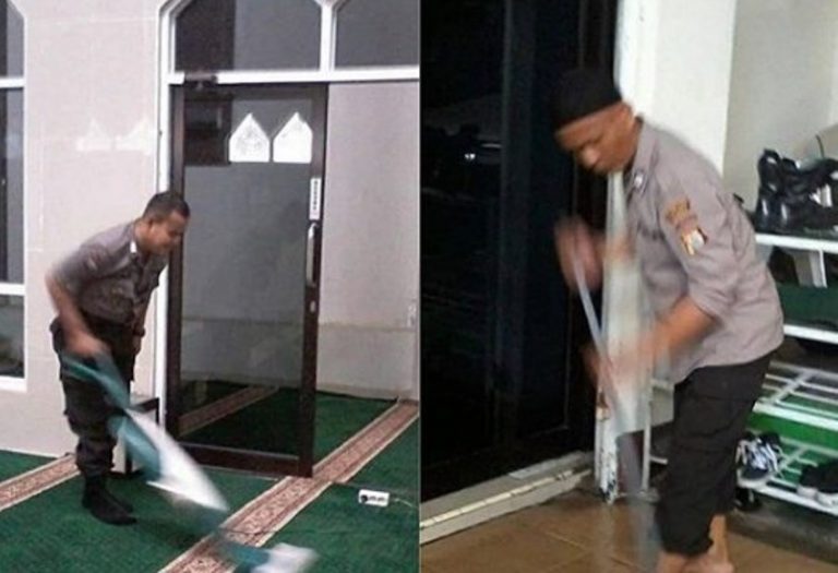 Viral foto polisi membersihkan mesjid pasca diinjak saat kejar pendemo