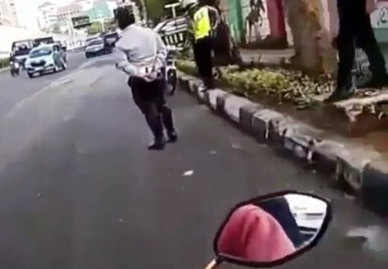 Viral video aksi pemotor lawan arah dan lewati sekumpulan polisi