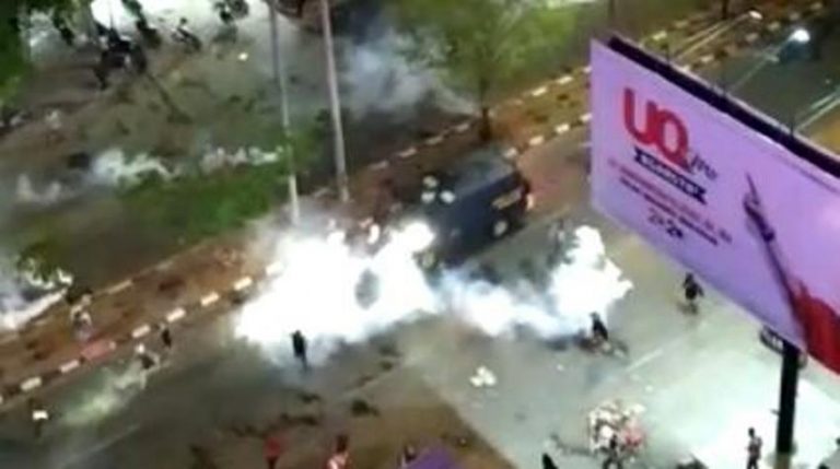 Viral video detik detik aksi mobil polisi taktis tabrak pendemo di Makassar