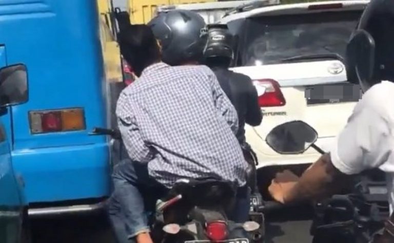 Berulang kali diperingati pengendara motor tak pakai helm ngeyel hingga kena batunya