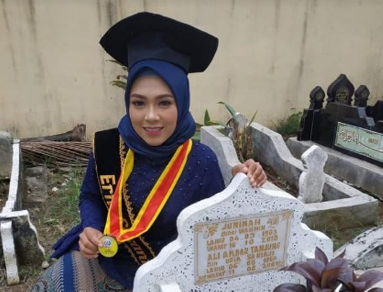 Kisah haru dibalik perjuangan seorang gadis wisuda tanpa orangtuanya yang telah meninggal dunia