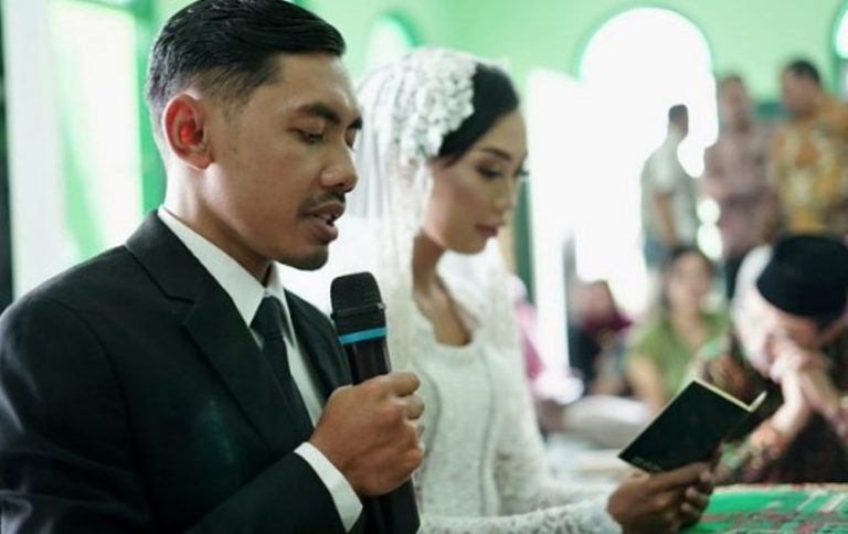 Sangat menginspirasi kisah pengantin gelar resepsi low budget ini viral