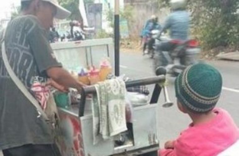 Bikin terenyuh potret perjuangan seorang ayah penjual cilok bawa anak ini viral