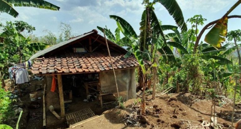 Diancam rentenir dilaporkan ke polisi buruh pabrik sepatu ini terpaksa tinggal di saung kebun