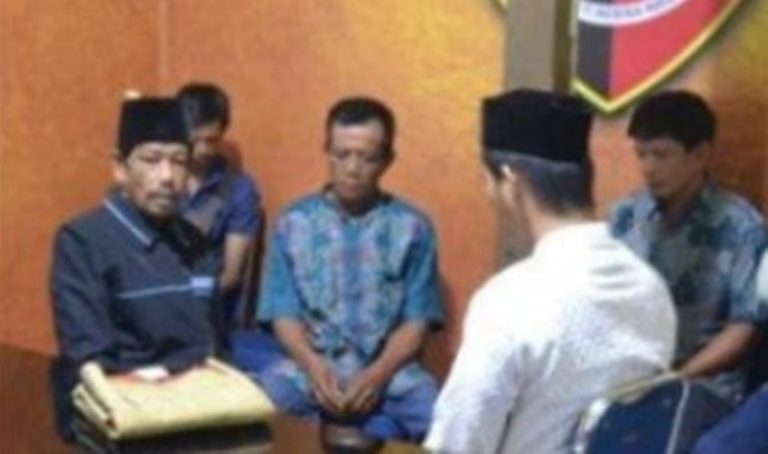 Mempelai pria terjerat kasus curanmor pasangan pengantin ini terpaksa harus nikah di kantor polisi