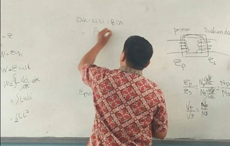 Sempat alami kecelakaan Kisah guru menulis pakai tangan kiri demi mengajar muridnya ini bikin kagum