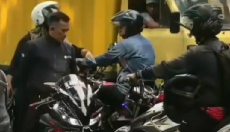 Tak terima saat ditegur pengendara motor lawan arus ini malah ribut dengan pengendara lain