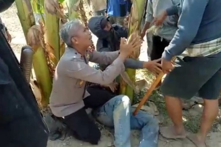 Viral video aksi heroik seorang polisi rela bersimpuh demi pekerja tambang yang di aniaya massa