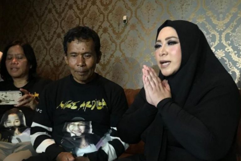 Penuh haru mantan asisten Nike Ardilla bertemu Melly Goeslaw usai 20 tahun tak berjumpa